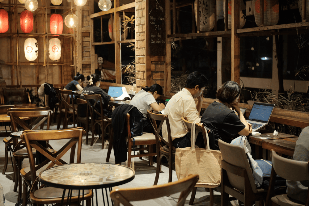 Bamos c&oacute; kh&ocirc;ng gian rộng r&atilde;i, đ&aacute;p ứng nhu cầu đa dạng của kh&aacute;ch h&agrave;ng (Nguồn: Bamos Coffee & Tea - B68 đường số 3, KDC Kim Sơn, P. T&acirc;n Phong, Quận 7)